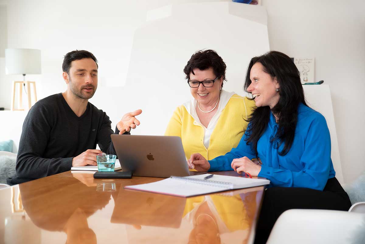 Tim Bertko, Annette Wiese und Kathleen Schepp in der Team-Besprechung